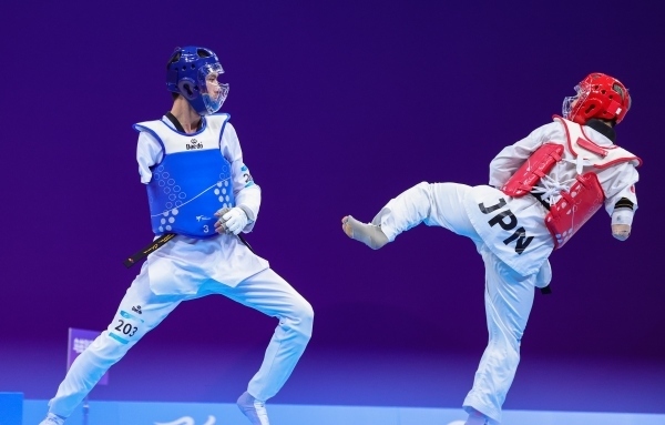 10月23日，杭州第4屆亞殘運(yùn)會(huì)跆拳道男子K44級(jí)58公斤級(jí)銅牌賽舉行。圖為烏茲別克斯坦隊(duì)選手桑賈貝克·穆赫托羅夫(左)和日本隊(duì)選手阿渡健太在比賽中。圖片來(lái)源：杭州亞殘組委會(huì)