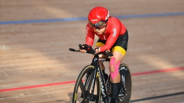 10月23日，杭州第4屆亞殘運(yùn)會(huì)場(chǎng)地自行車(chē)女子個(gè)人C4-5級(jí)3000米追逐賽金牌賽舉行。圖為中國(guó)隊(duì)選手季子賢在比賽中。圖片來(lái)源：杭州亞殘組委會(huì)