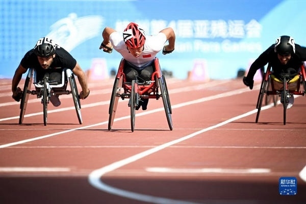 10月23日，中國(guó)選手龔文浩（左二）在杭州第4屆亞殘運(yùn)會(huì)男子100米-T34決賽的比賽中。他以15秒55的成績(jī)獲得該項(xiàng)目銀牌。新華社記者 江漢攝