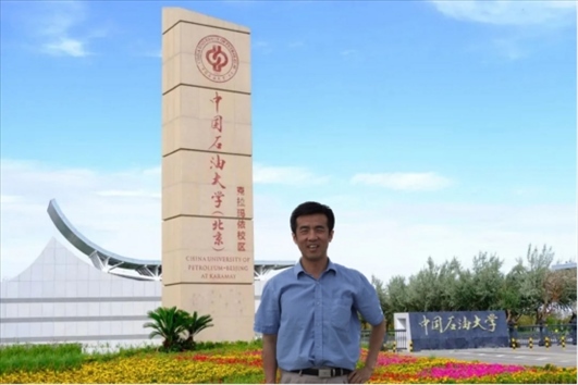 北京交通大學(xué)“銀齡教師”黃曉鳴。校方供圖