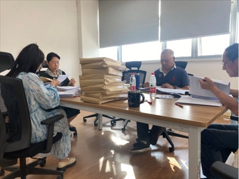 北京交通大學(xué)退休教師田立年與當(dāng)?shù)貛熒谝黄?。校方供圖