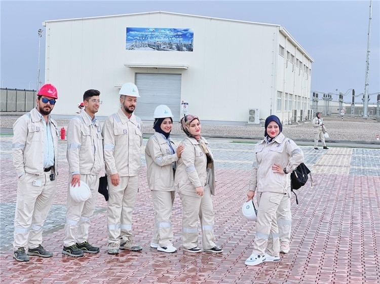 部分伊拉克員工合影。中國(guó)石油工程建設(shè)有限公司供圖