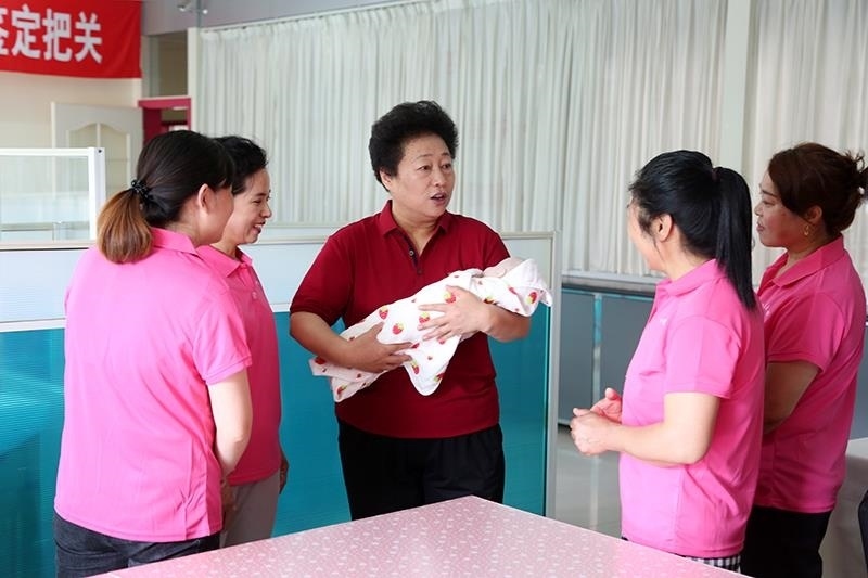 △2021年6月2日，卓長立（中）指導(dǎo)正在接受培訓(xùn)的家政服務(wù)員。