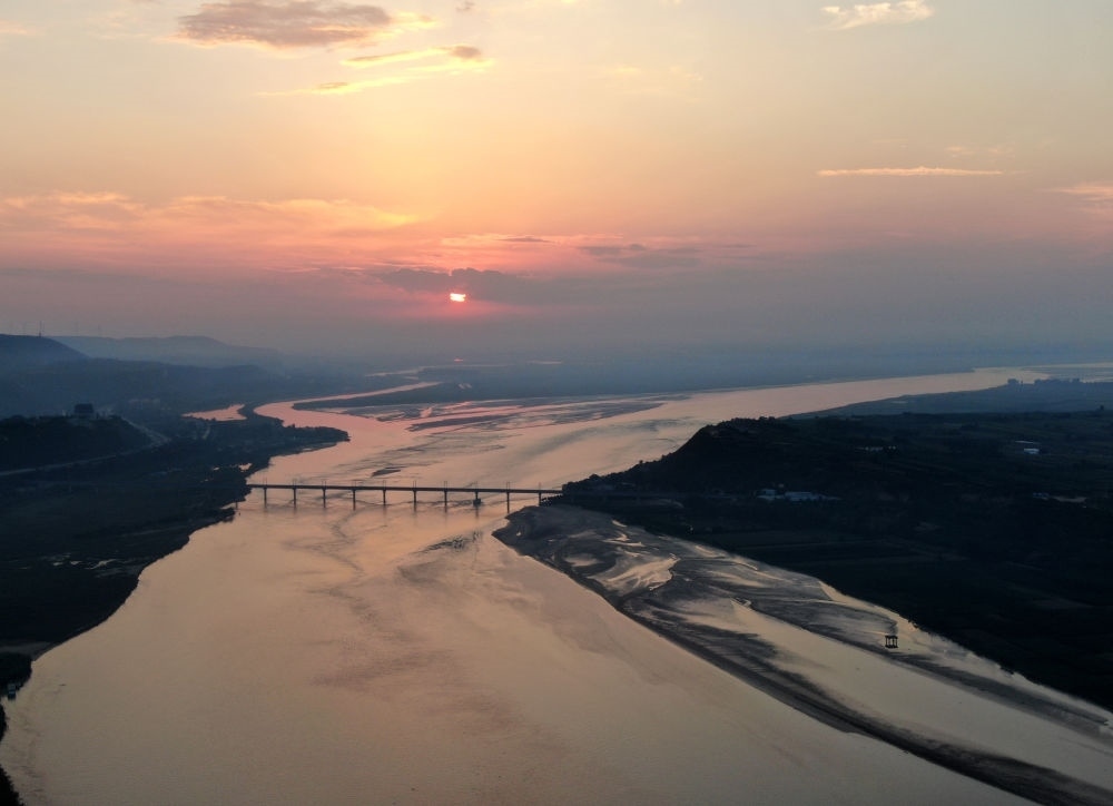  豫陜交界附近拍攝的黃河景色（2020年9月7日攝，無人機(jī)照片）。新華社記者 郝源 攝