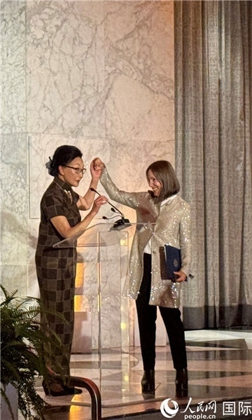 加州副州長康伊蓮為方李邦琴獲獎致辭。人民網(wǎng)記者 鄧圩攝