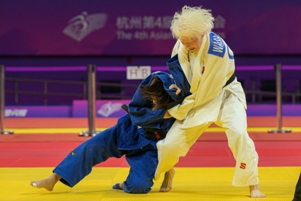 10月24日，杭州第4屆亞殘運會柔道女子J2級57公斤級決賽舉行。圖為中國隊選手王嘉楠（右）和日本隊選手廣瀨順子在比賽中。圖片來源：杭州亞殘組委