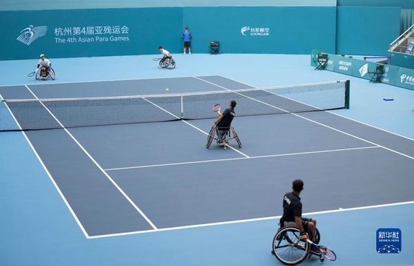 10月24日，在杭州第4屆亞殘運會輪椅網球男子雙打1/4決賽中，中國組合董順江/紀珍旭以0比2不敵韓國組合任浩元/韓成奉，無緣半決賽。圖為董順江（右二）/紀珍旭（右一）在比賽中。新華社記者 才揚攝