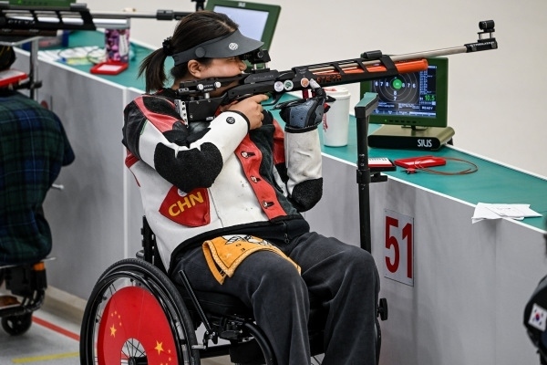 10月23日，杭州第4屆亞殘運會射擊(R2)SH1級女子10米氣步槍立射資格賽舉行。圖為中國隊選手張翠平在比賽中。圖片來源：杭州亞殘組委