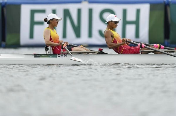 2021年8月29日，在東京殘奧會賽艇項目PR2級混合雙人雙槳決賽中，中國組合劉爽/蔣繼劍獲得銅牌。圖為劉爽（左）/蔣繼劍在比賽中。新華社記者 胡虎虎攝（資料圖）