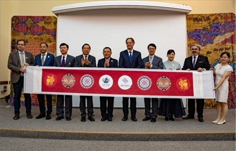 “絲路綺粲—中國(guó)絲綢藝術(shù)展”開(kāi)幕式在匈牙利首都布達(dá)佩斯舉行。布達(dá)佩斯中國(guó)文化中心供圖