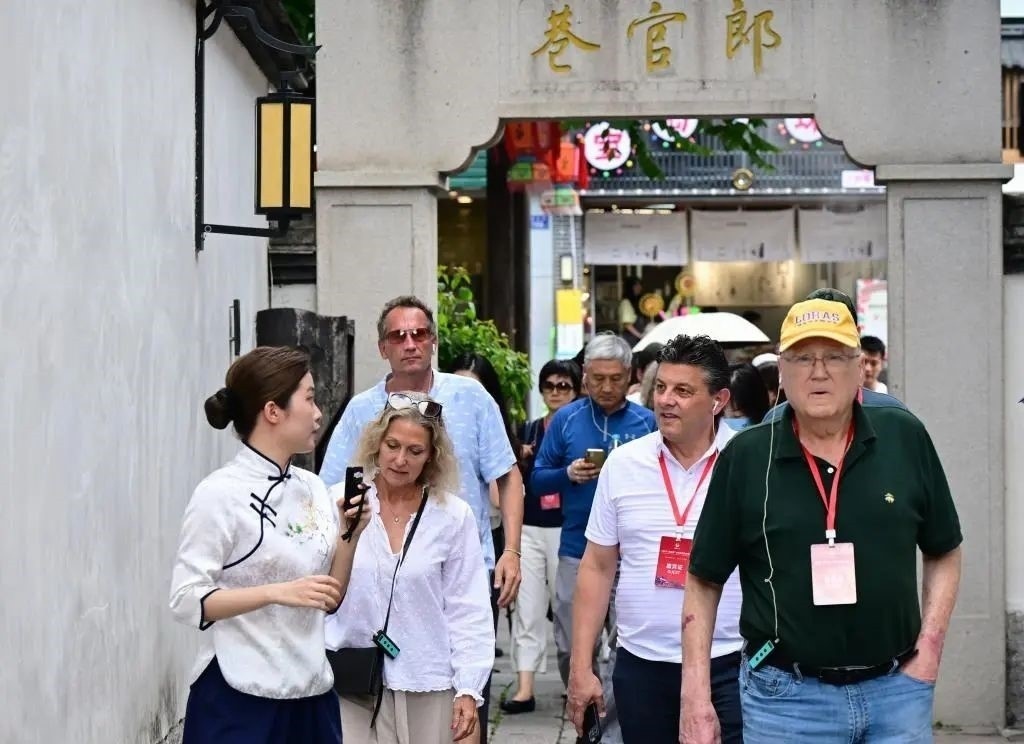 △2023年6月27日，“鼓嶺之友”部分成員和中美各界人士在福建福州南后街三坊七巷參觀訪問。