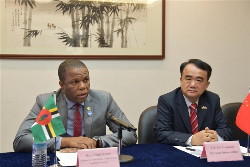 多公共工程部部長(zhǎng)格蘭特（左一）向與會(huì)記者介紹赴華參會(huì)情況。駐多米尼克使館供圖