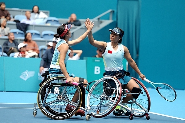 10月25日，杭州亞殘運(yùn)會(huì)輪椅網(wǎng)球女雙決賽，中國(guó)組合朱珍珍(右)/郭珞瑤慶祝得分。人民網(wǎng)記者 胡雪蓉?cái)z
