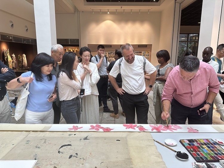 首屆國際傳播“絲路獎”獲獎代表等在廣州市荔灣區(qū)永慶坊參加文化交流活動。楊爍壁、王燕攝影報道