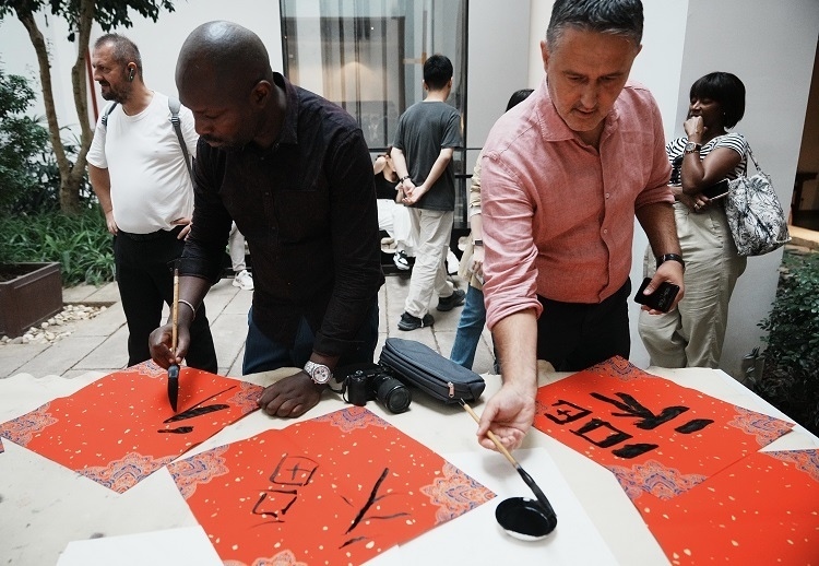 首屆國際傳播“絲路獎”獲獎代表等在廣州市荔灣區(qū)永慶坊參加文化交流活動。楊爍壁、王燕攝影報道