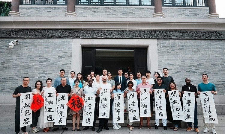 首屆國際傳播“絲路獎”獲獎代表等在廣州市荔灣區(qū)永慶坊參加文化交流活動。楊爍壁、王燕攝影報道