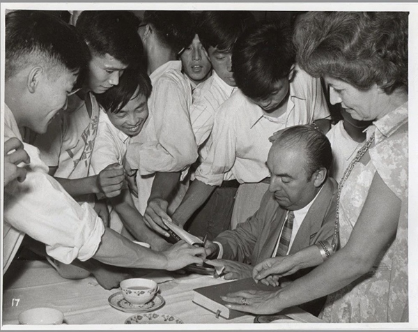 諾貝爾文學(xué)獎(jiǎng)得主巴勃羅·聶魯達(dá)與中國(guó)青年在一起（資料圖片）。中國(guó)美術(shù)館供圖