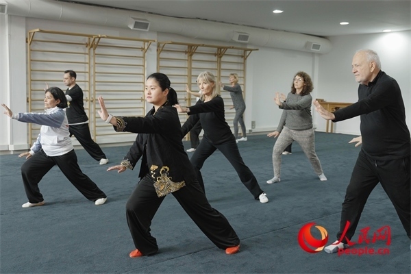 阿根廷武術(shù)俱樂(lè)部協(xié)會(huì)副會(huì)長(zhǎng)陳敏正在教學(xué)。人民網(wǎng)記者 張若涵攝