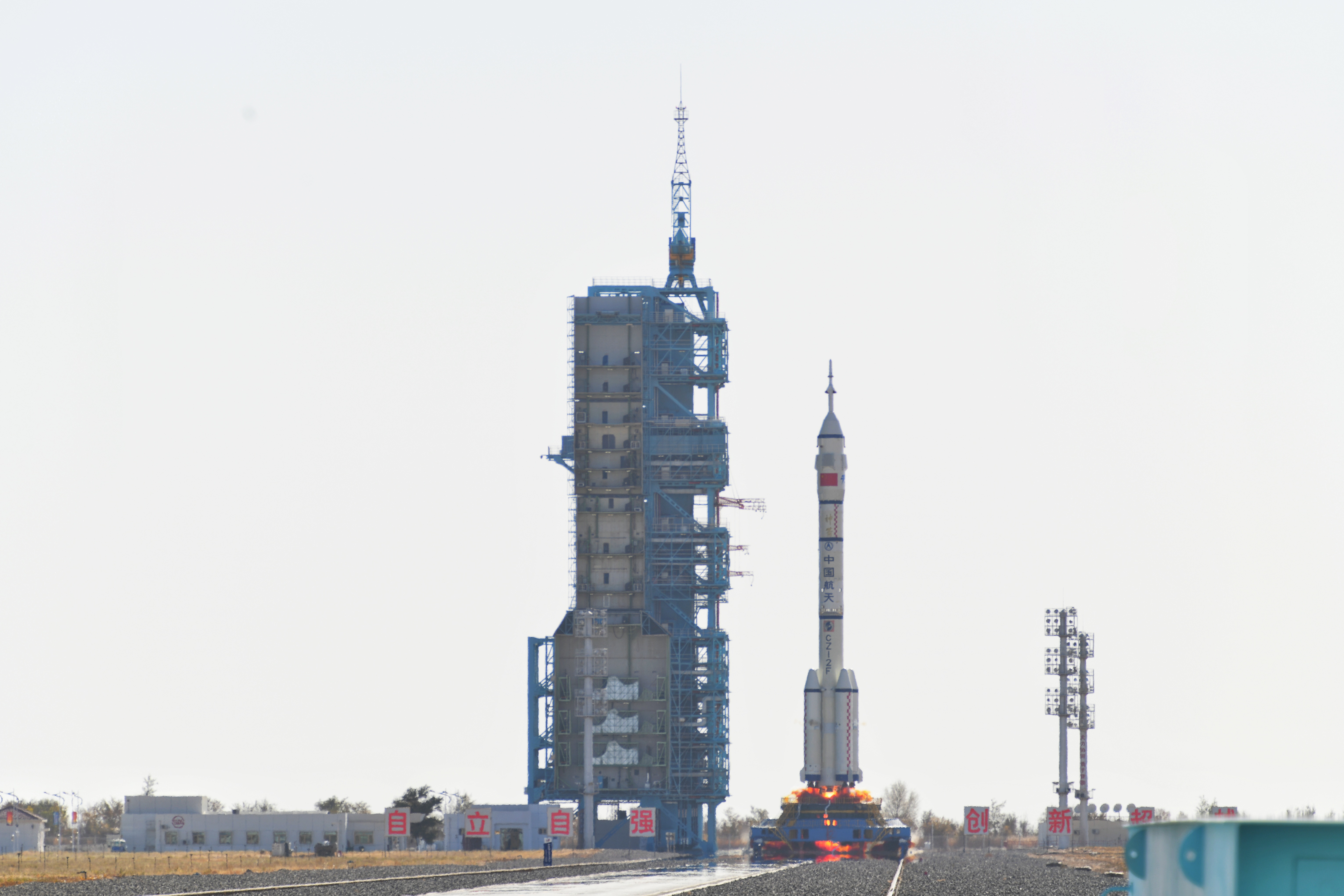 神舟十七號(hào)載人飛船發(fā)射升空震撼瞬間。人民網(wǎng) 張啟川攝