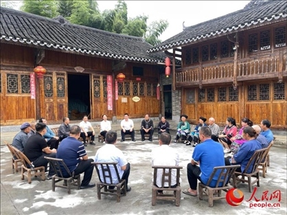 花垣縣石欄鎮(zhèn)朋巖村的院壩會。人民網(wǎng) 周靜圓攝