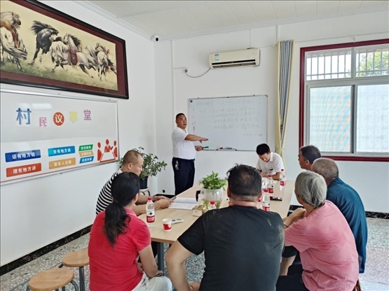 泉塘村17組議事會正在討論土地整理事項。湖南省司法廳供圖