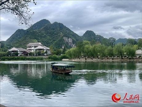 秋日的邊城鎮(zhèn)，青山滴翠、碧水含情。人民網(wǎng) 周靜圓攝