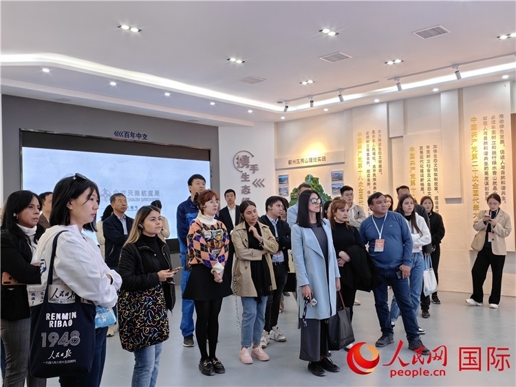 媒體記者探訪薊州礦山生態(tài)修復(fù)項(xiàng)目。人民網(wǎng)記者 符園園攝