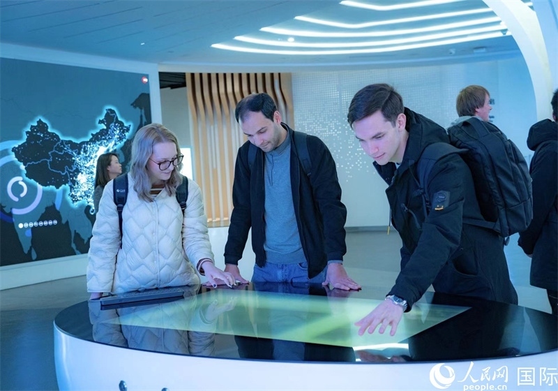 歐亞國家記者在國家大數(shù)據(jù)（貴州）綜合試驗區(qū)交流體驗中心參觀。人民網(wǎng) 陽茜攝