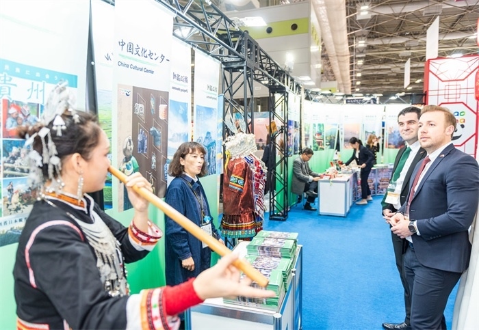 日本國際旅游博覽會(huì)中國展館的黎族非遺項(xiàng)目“鼻簫”表演。圖片由中國駐東京旅游辦事處提供