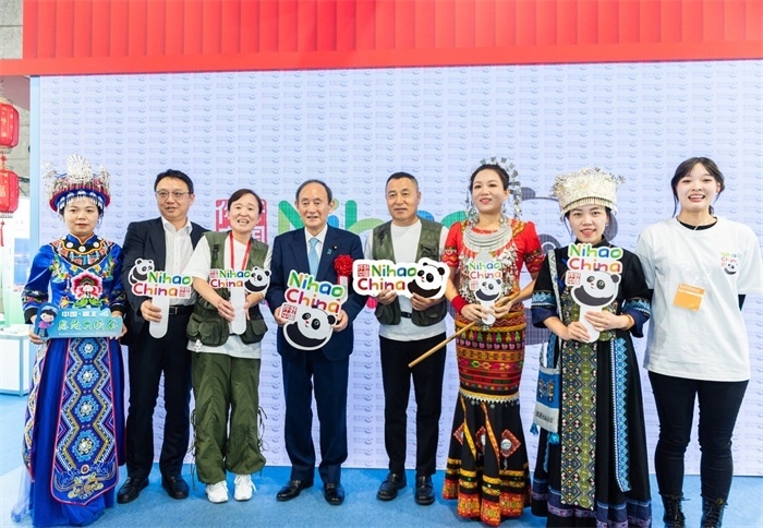 日本前首相菅義偉在中國展館參觀。圖片由中國駐東京旅游辦事處提供