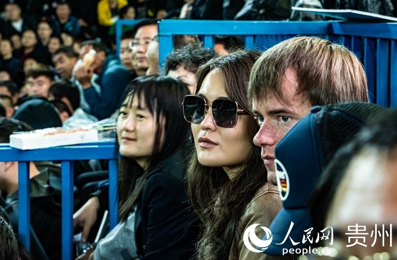 外媒記者走進(jìn)“村BA”決賽現(xiàn)場(chǎng)觀看比賽。人民網(wǎng) 陽(yáng)茜 攝