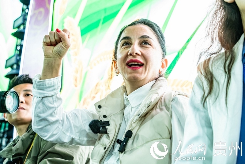 外媒記者在現(xiàn)場(chǎng)吶喊助威。人民網(wǎng) 陽(yáng)茜攝