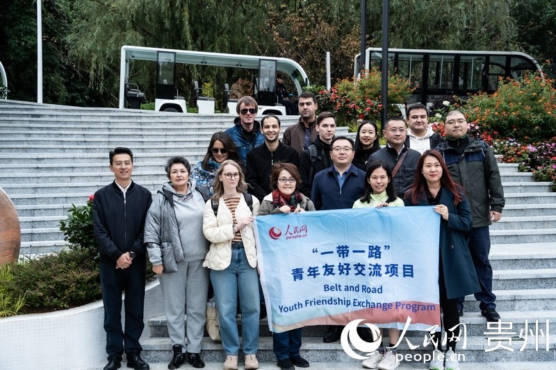 合影留念。人民網(wǎng) 陽茜攝