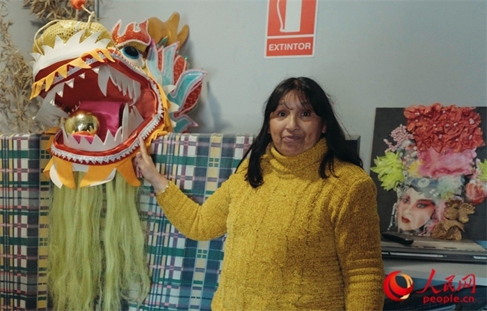 “熊貓閱覽室”一角。盧漢·梅洛為記者展示大使館贈(zèng)送的龍頭。人民網(wǎng)記者 張若涵攝