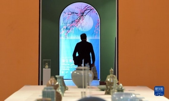 10月30日，人們?cè)谝晾实潞谔m伊朗國(guó)家藝術(shù)科學(xué)院觀看展出的展品。新華社記者 沙達(dá)提 攝