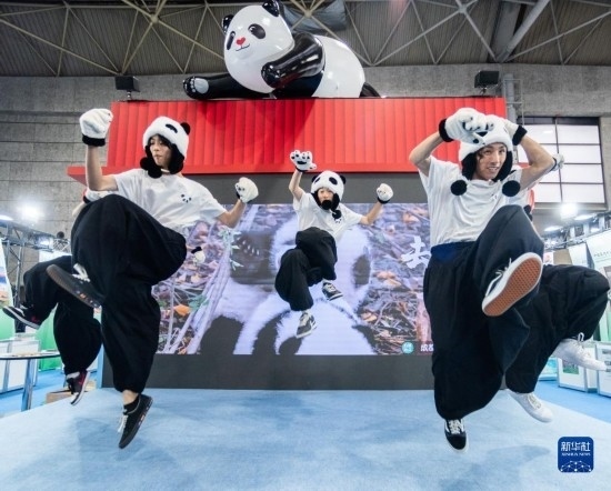  10月29日，街舞隊在日本大阪國際會展中心中國館表演街舞。新華社發(fā)（中國駐大阪旅游辦事處供圖）