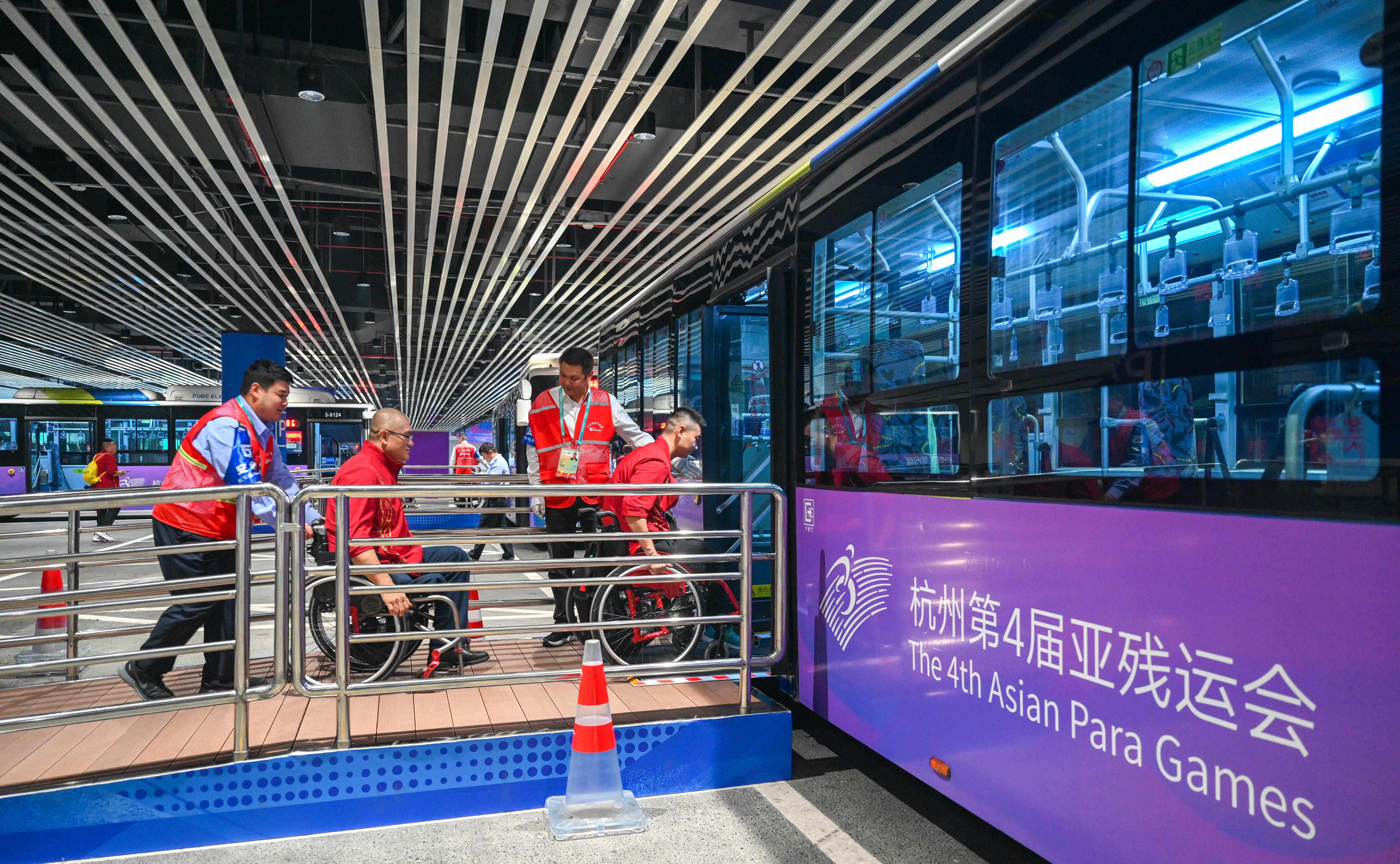 △2023年10月25日，結(jié)束輪椅籃球比賽后的中國隊和阿富汗隊球員通過無障礙坡道，順利上車返回運動員村。