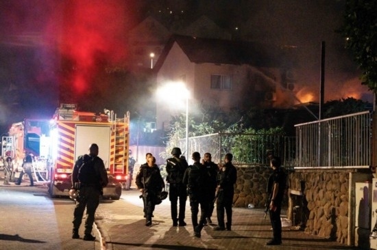  10月29日，在以色列北部城市謝莫納，以軍士兵和急救人員在一處被火箭彈擊中的現(xiàn)場執(zhí)勤。新華社發(fā)（阿亞爾·馬爾戈林?jǐn)z/基尼圖片社）