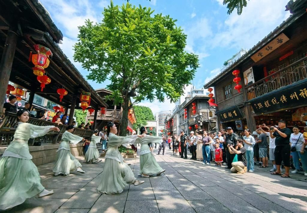 國慶節(jié)期間，福州市三坊七巷歷史文化街區(qū)上演《尋夢閩都》快閃。新華社發(fā)