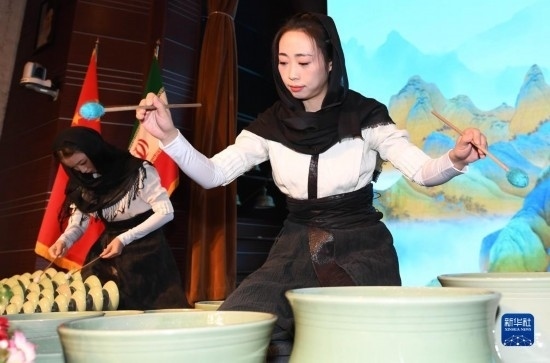 10月30日，演員在伊朗德黑蘭伊朗國(guó)家藝術(shù)科學(xué)院舉行的“青風(fēng)海上來(lái)”浙江青瓷巡禮開(kāi)幕式暨“萬(wàn)象中國(guó)·天下寧波”寧波文旅推介會(huì)開(kāi)幕式上表演。新華社記者 沙達(dá)提 攝