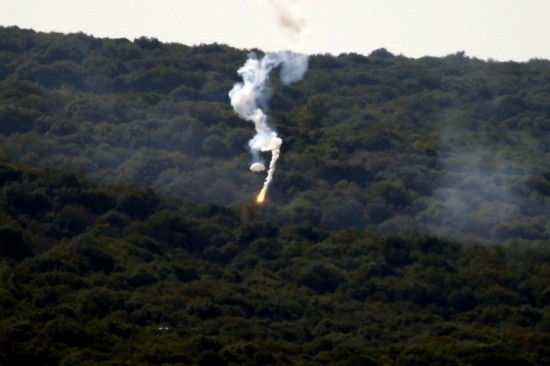 10月28日，閃光彈落在黎巴嫩納古拉樹林中燃起濃煙。新華社發(fā)（阿里·哈希紹攝）