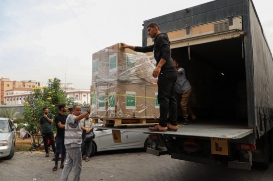 10月29日，工作人員在加沙地帶南部城市汗尤尼斯的一家醫(yī)院搬運醫(yī)療援助物資。新華社發(fā)（里澤克·阿卜杜勒賈瓦德攝）