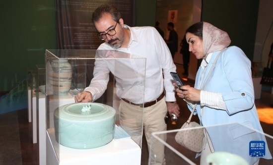 10月30日，人們?cè)谝晾实潞谔m伊朗國(guó)家藝術(shù)科學(xué)院觀看展出的展品。新華社記者 沙達(dá)提 攝