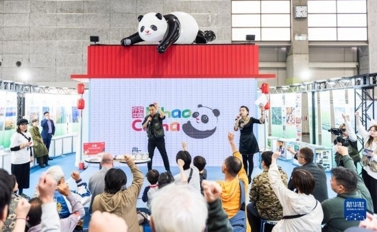  10月29日，游客在日本大阪國際會展中心中國館參與中國旅游知識問答活動。新華社發(fā)（中國駐大阪旅游辦事處供圖）