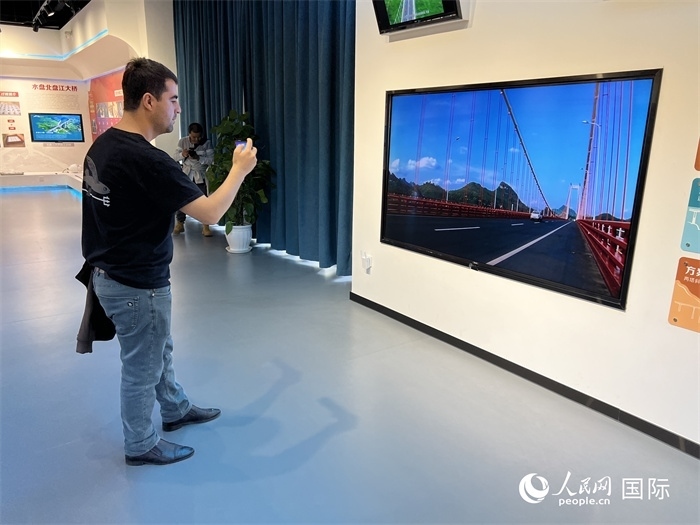 歐亞國家記者在橋梁博物館參觀。（人民網(wǎng) 花放攝）