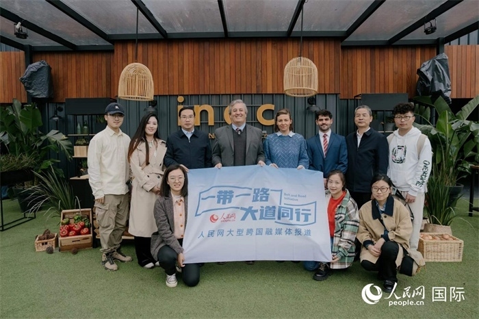 在烏拉圭第118屆普拉多牧農(nóng)業(yè)國(guó)際博覽會(huì)上，烏拉圭國(guó)家肉類協(xié)會(huì)主席與人民網(wǎng)記者合影。人民網(wǎng)記者 張若涵攝