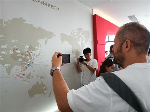 來自波黑的法魯克·博里奇用手機記錄廣州港可以通達到的世界城市與地區(qū)。石青川 攝