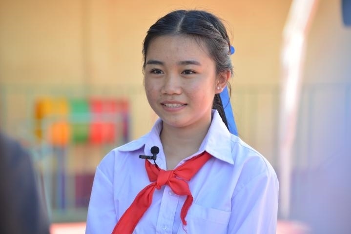 蓬批灣結(jié)束中國之行返回老撾后接受記者采訪。