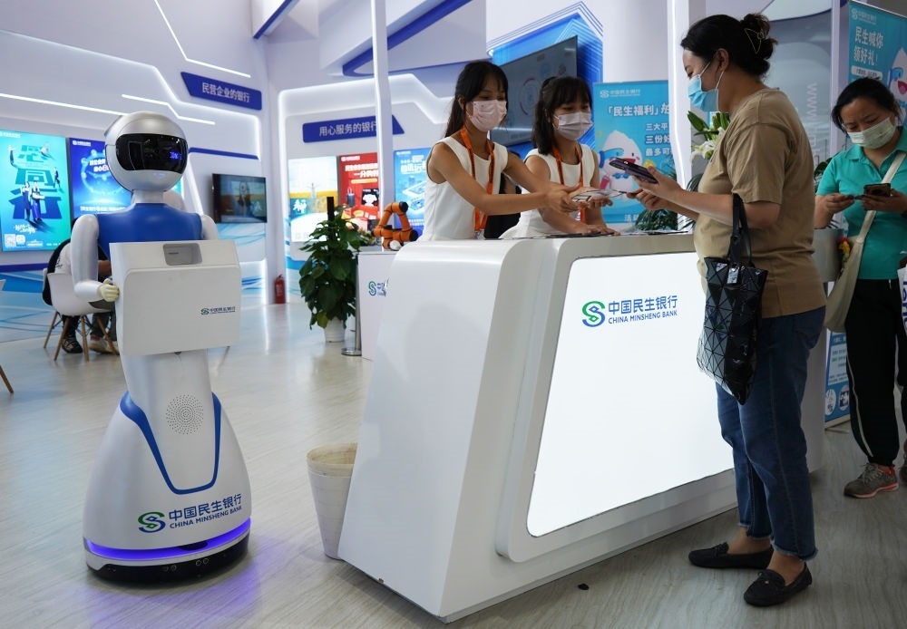 2022年9月4日，在服貿(mào)會(huì)首鋼園區(qū)金融服務(wù)專題展上，參觀者在中國(guó)民生銀行展臺(tái)咨詢金融業(yè)務(wù)。新華社記者 金皓原 攝
