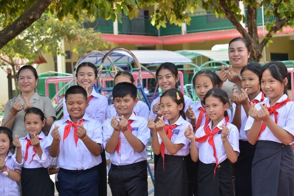 在采訪中，中老友好農(nóng)冰村小學(xué)師生為老中友誼“比心”。